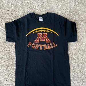 Vintage college tee - En vintage tisha i storlek Medium, väldigt bra skick.