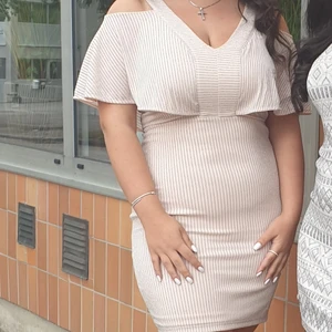 Festklänning - Väldigt fin och i bra skick. Använd endast en gång. Kan fraktas mot betalning. 