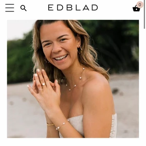 Halsband från Edblad - Säljer halsbandet på bilden! Det är suuuuperfint men säljer pga dålig användning. Det är i rostfritt stål med 14k guldplädering med sötvattenpärlor. Nypris 449kr. Frakt tillkommer! 🤍