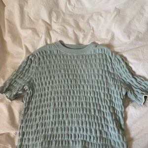 Trendig tröja - Säljer denna jättefina blåa tröjan från COS. Använd max 3 ggr, och säljer på grund av att den inte kommit till användning. Storlek S. Frakt tillkommer