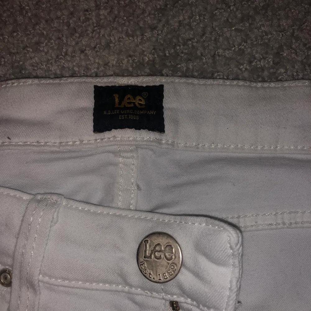 Vita utsvängda jeans, lågmidjade. Aldrig använda säljer pga för små. Ej genomskinliga. Xs/s. Jeans & Byxor.