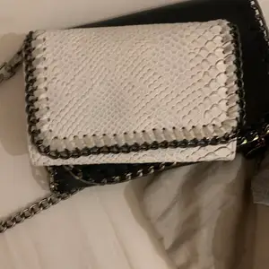 En vit Stella McCartney plånbok i ormskinns imitation, nypris 3 353kr. Den är inte förstörd någoting och inte alls mycket använd. Priset går att diskutera vid snabb affär.