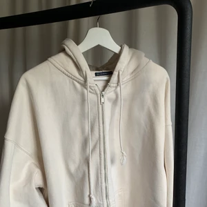 Brandy Melville hoodie - Säljer min beiga Brandy Melville hoodie som jag köpte för cirka ett halvår sedan. 