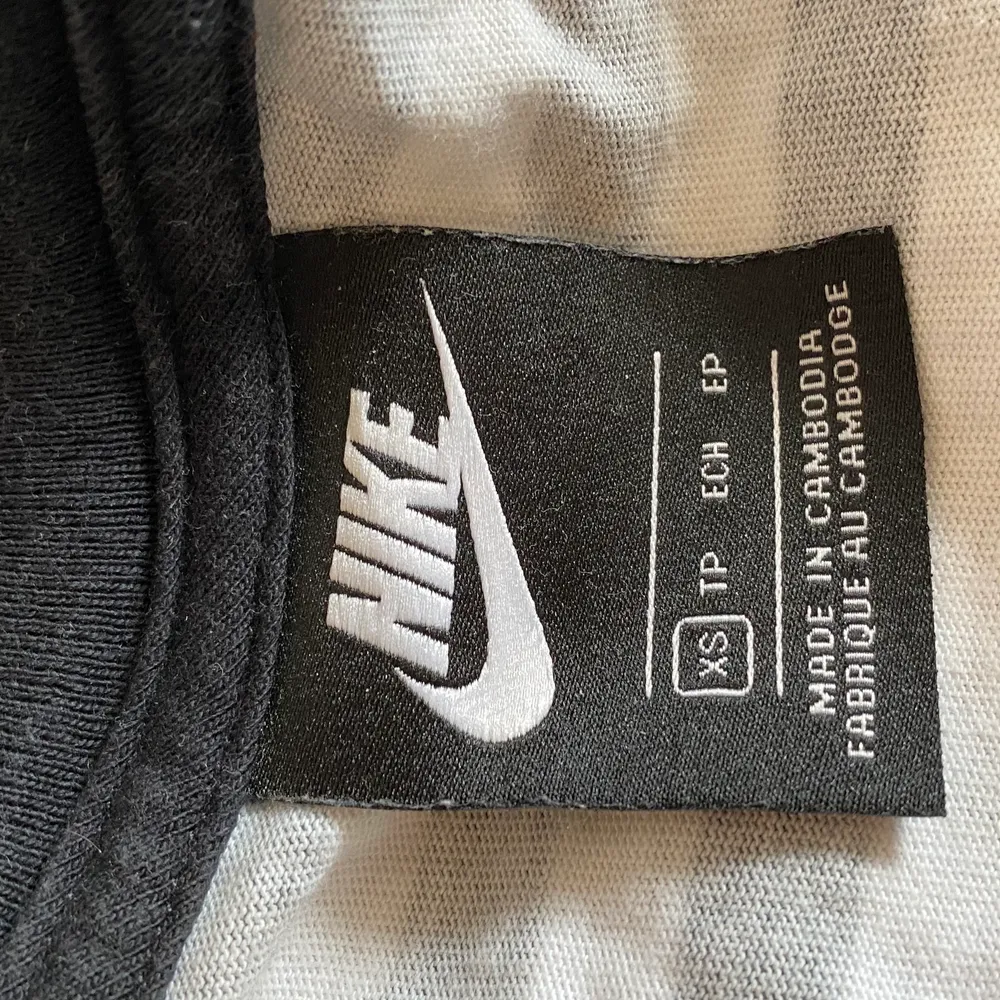 Säljer en randig T-shirt köpt på Nike i storlek XS då den inte längre kommer till användning. Köpare står för frakten!🤍. T-shirts.