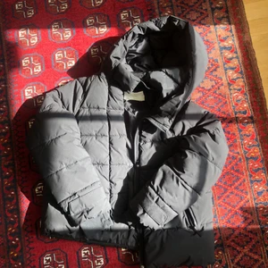 Pufferjacket från Zara - Väldigt skön o varm jacka från Zara nu till hösten med en supermysig stor luva😍Den ska likna en dunjacka! Den är i välidigt fint skick, använd ett fåtal gånger! Billigare vid snabb affär. Köparen står för frakt