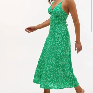 Oanvänd långklänning från loavies - Sprillans ny klänning från loavies som jag fick i julklapp, men sitter inte bra på mig o därför jag aldrig använt den.