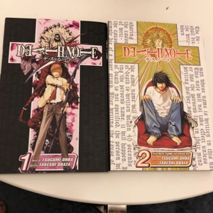 Death note manga 1 och 2. - Del 1 och 2 av death note mangan. Inga skador. Texten är på engelska. Säljer båda för 170kr+frakt. Köp 1 för 95.  Säljer helst tillsammans. Skriv privat för frågor och om ni vill ha fler bilder. Kan kanske sänka priset men skriv privat! Frakten kostar 62 för båda och 45 för 1.