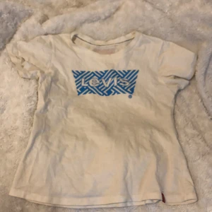 Levi tshirt - Står ingen storlek men passar mig som har XS! 