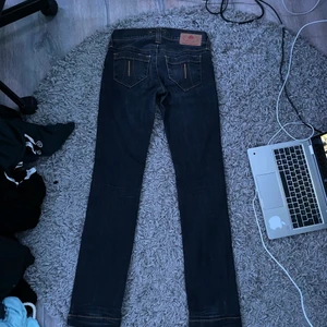 Fornorino lågmidjade byxor - Lågmidjade jeans, finns ingen storlek men passar som S/XS, säljes pga dem passar inte mina höfter men dem är i jättefint skick! Nypris ca 2500kr