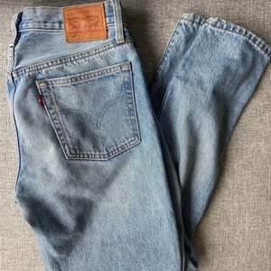 Jeans från Levis. Modell 501 skinny, med hål i knä.💙 Waist:26 Lenght: 28. Frakt tillkommer enligt nedan.