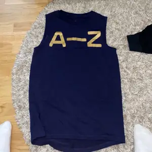 A-Z linne i storlek S, säljs pågrund av ingen användning längre annars är den i jätte fina skick!