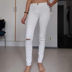Vita ripped hög midja jeans från zara. Storlek 36/S. Använt några gånger. 