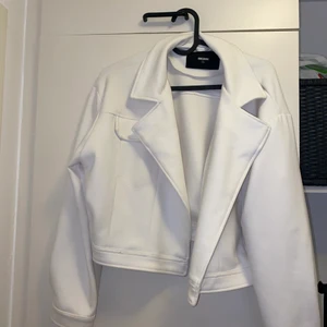 Vit jacka - Vit jacka från Bikbok, jätteskön och knappt använd. 