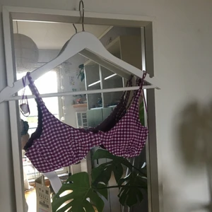 Lila bikiniöverdel med bygel  - Säljer denna superfina, lila bikiniöverdelen från Pull and Bear. Jag köpte den innan sommaren men den passade tyvärr inte runt brösten, och har därför inte används en enda gång. Prislappen är även kvar. Den är i storlek M men den är ganska liten runt brösten för att vara storlek M. Jag har storlek 75B i bh:ar så jag rekommenderar att köpa om man har mindre bröst än så. 