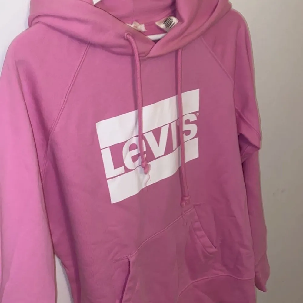 En Barbierosa Levis hoodie i storlek XS men den är lite oversized. Har köpt och sedan inte får användning av, köpt för 649 säljer för 250. Hoodies.
