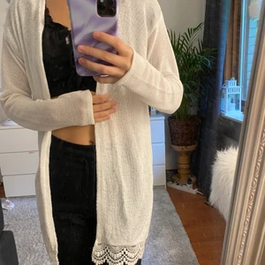 Kofta - Gullig vit kofta med spets nertill i storlek XS. Frakten är inräknat i priset 