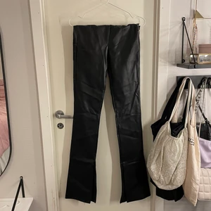 Byxor - As snygga skinnbyxor från zara med dragkedja i midjan och slits i benen. Använda Max 3 gånger! 🖤