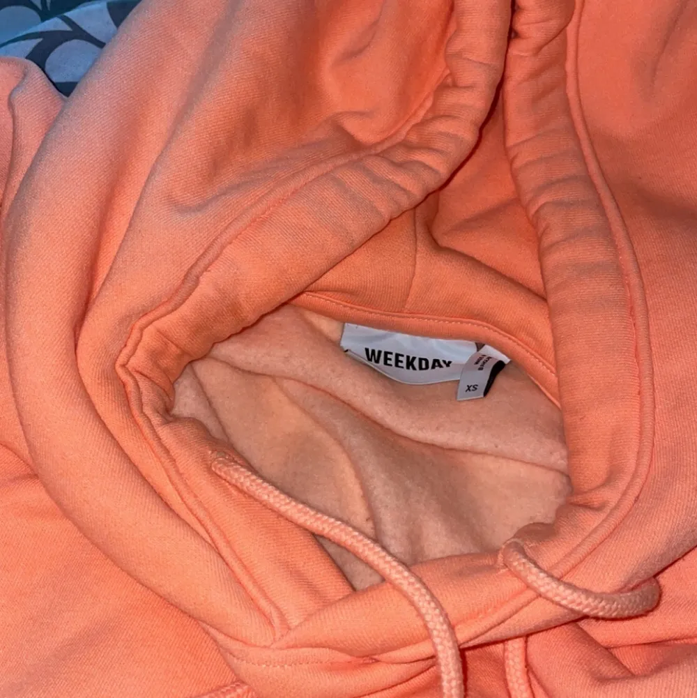 En oversized  Hoodie ifrån weekday!🧡 i storlek XS. Hoodien är i skönt material och passar perfeknu nu till hösten 🍁 . Hoodies.