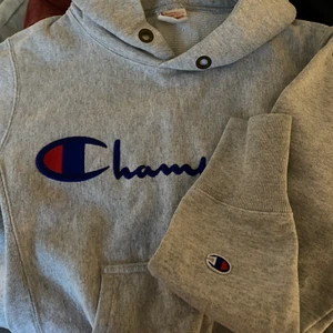 Champion hoodie - Trendig och cool champion hoodie, väldigt sparsamt använd! Vill ej sälja men blivit för liten!