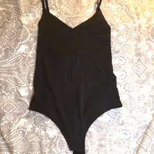 Svart body. Storlek L - En svart body med string och lite öppen i ryggen. Kan mötas i Örebro och Eskilstuna 