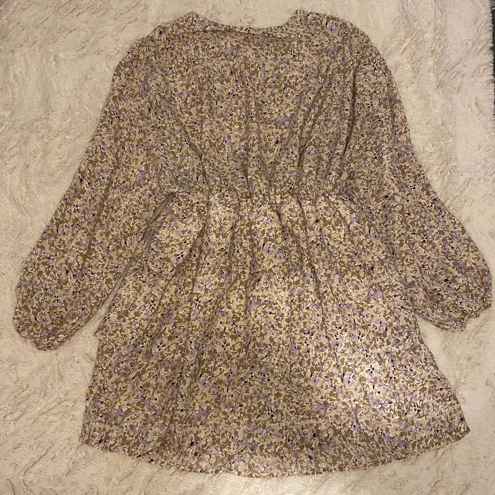 Blommig klänning med volanger från boohoo. Superduper skön men har aldrig fått användning för den så den har bara legat i garderoben. Nypris 150kr så säljer den för 100kr.. Klänningar.