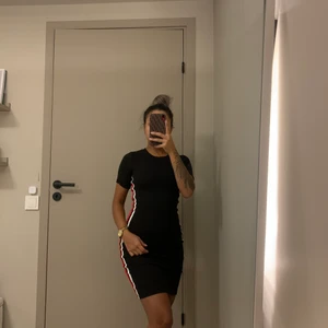 Klänning  - Klänning i gott skick, aldrig använd. 