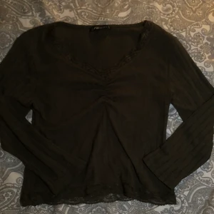 Mörk grön tröja storlek L - Mörk grön tröja med spets, Kan mötas i Örebro och Eskilstuna 