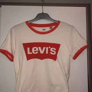 Levi’s t-shirt - Hallååå!! Kolla in denna fina 🥺🥺 Dör för den orangea färgen 🥰 Ancänd fåtal gånger och är i nyskick!! 