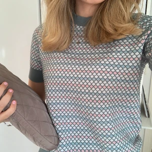 topp ifrån cos - Jätte fin och unik topp ifrån cos!💓 Kommer tycärr inte till användning 