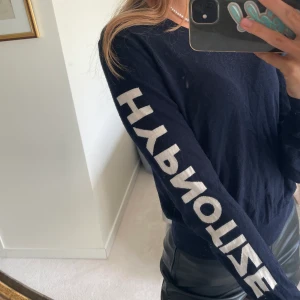 From Future - Supersnygg tröja från ”From Future” med text på ärmarna som en cool detalj!