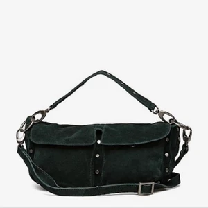 Unlimit Shoulderbag Ellery Suede  - En superfin grön väska från märket Unlimit i äkta mocka/skinn. Använd knappt 3 gånger så är som ny! Nypris 1500kr - mitt pris 650! Frakt tillkommer 😇 DM för fler bilder 🤍