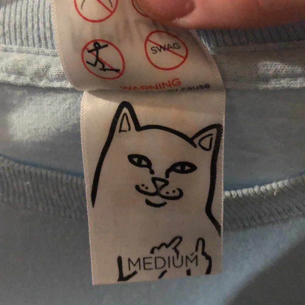 Tjena säljer en RipnDip tröja som jag inte använder längre📛. Den är i lagom bra skick för hur många gånger jag använt den, några mer frågor ba skriv 😼✌🏻 ( Frakt kan diskuteras beror sig på vart du bor). Tröjor & Koftor.