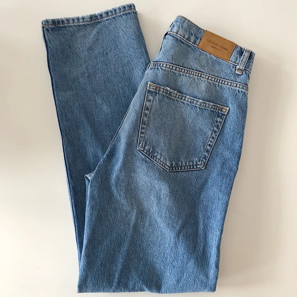 Raka högmidjade jeans från Gina tricot i modellen 90s high waist jeans. Storlek 36. Fint skick! Frakten på 60 kr ingår i priset.. Jeans & Byxor.
