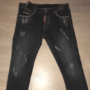 Dsquared2 jeans - Helt nya Dsquared2 jeans i storlek 48. Längd - 98 cm | Bredd - 44 cm 