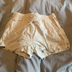 Beiga linneshorts - Supersköna shorts som är perfekta till sommaren. Frakten ingår i priset