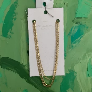 Guld pläterat halsband från mango - Jättefint 24k guldpläterat halsband från mango. Köptes för 399 och har knappt används. Nyskick!               Köparen står för fraktkostnaden! 😊