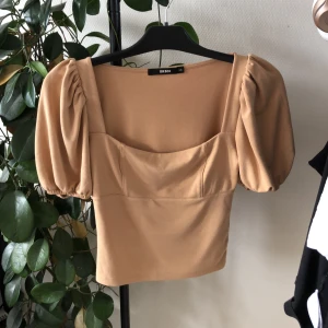 beige topp - jättefin beige topp med puffarmar den är i xs men skulle säga att den är xs-M eftersom att den är stretchig
