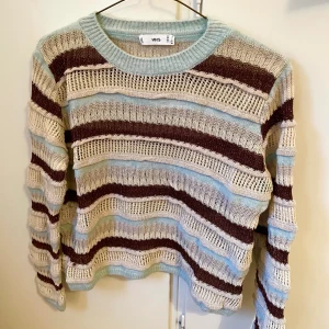 Stickad tröja  - Cool stickad tröja från mango! I princip aldrig använd därav fint skick! Köparen står för frakt😊