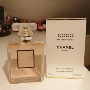 Chanel Coco Mademoiselle  - Säljer min Chanel Coco Mademoiselle 50 ml edp, knappt använd. Orsaken är att jag blivit mer intresserad av Intense versionen och denna får ingen användning här hur fin o tidlös den än är ❤️ hade tänkt mig 600 plus 45 kr frakt, vill köparen ha spårbart så står köparen för det 🌸 givetvis äkta och har förvarats som den ska. 