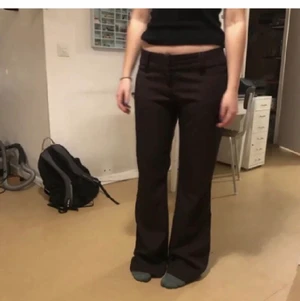 Lågmidjade kostymbyxor  - Skitsnygga lågmidjade kostymbyxor i storlek 40 men passar även mindre storlekar eftersom dom är lågmidjade. Sitter bra på mig som 36/38. Köpta här på Plick men måste sälja vidare eftersom dom var något förstora för mig som är 162. OBS! Bilderna är lånade, personen på bilderna är 165cm😊😊 I väldigt bra skick 