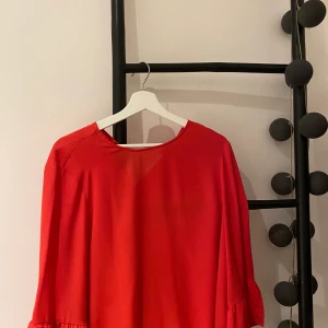 Röd blus - Fin röd blus, väldigt fint skick! Köparen står för frakten.