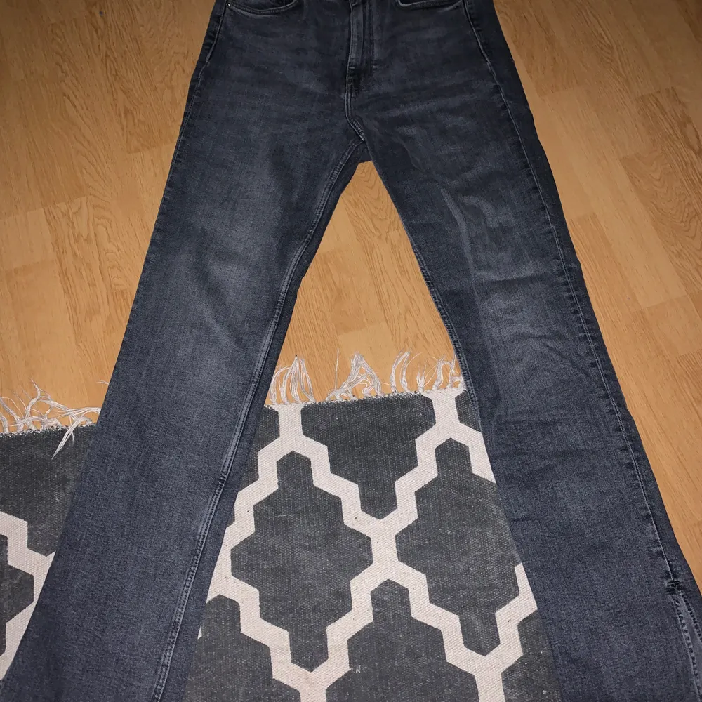 Säljer ett par populära Gråa Zara jeans med slits. Änvända en gång men kommer inte till användning längre. Köpta för 359 säljer för 190 inklusive frakt. Jag har storlek 42 men passar för 40 också.✨. Jeans & Byxor.