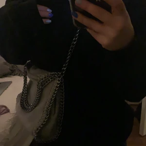 Väska - Säljer denna SUPER najs beiga väska då den inte kommer ull användning💗💗 inga defekter alls och priset kan diskuteras! 