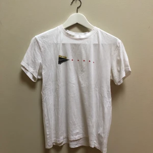 Ganni tishirt - Vit ganni tishirt med tryck, använd väldigt få gånger. 