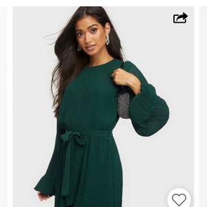 Säljer min mörk gröna klänning helt oanvänd, den är även för stor för mig. Original priset är 399kr Klänningen har ett avtagbart bälte vid midjan.💕 