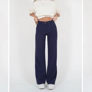 Venderbys kostymbyxor  - Intressekoll på mina fina kostymbyxor från venderbys i stl xs. Dom är lite stora i storleken men är lite små för mig som har m. Helt nya med prislappen kvar. Buda gärna i komentarerna. Nypris 500kr