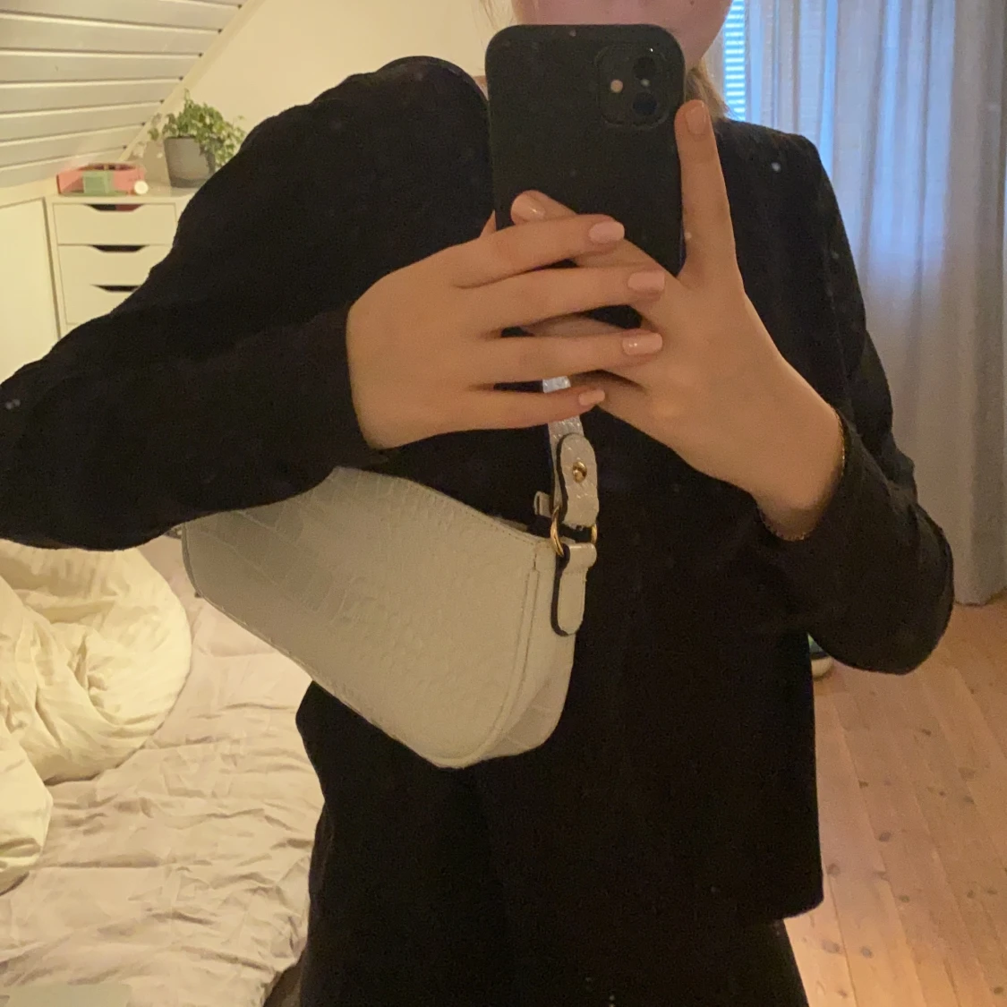 Axelväska vit krokodil mönster