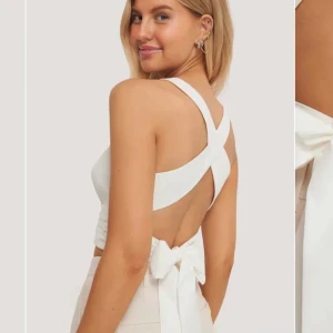 Topp med öppen rygg - Säljer denna fina topp med öppen rygg från Chloé B’s kollektion med NAKD. Den har fortfarande prislapp kvar.