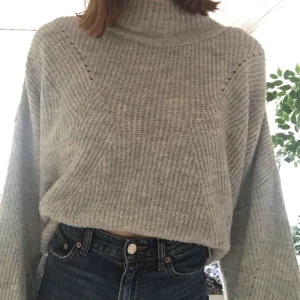 Stickad tröja från Gina Tricot  - En stickad tröja från Gina Tricot i storlek L, men passar mig som är S, beror på hur man vill att den ska sitta. Den är använd två gånger och i bra skick🥰