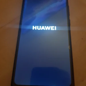 Huawei Y6 i super skick! - Det ingår ett SD kort på 4gb , laddare tillkommer och batteri tiden är väldigt bra,  Den är ej låst till någon operatör och fungerar felfri